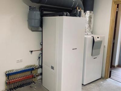 De Stiebel Eltron WPL 17 IKCS lucht/water warmtepomp met de bijbehorende boiler.