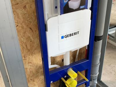 Het Geberit inbouwreservoir voor de wandclosetcombinatie; we verzorgen ook het volledige sanitair.