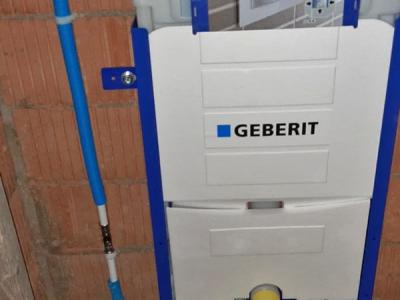 Het Geberit inbouwreservoir voor de wandclosetcombinatie; we verzorgen ook het sanitair.