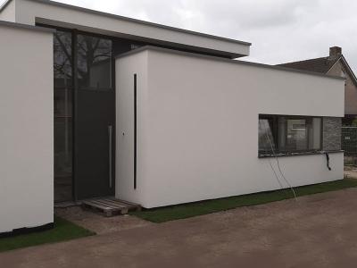 Buitenaanzicht van de moderne villa met geavanceerde installaties.