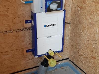Het Geberit inbouwreservoir voor de wandclosetcombinatie; we verzorgen ook het volledige sanitair.