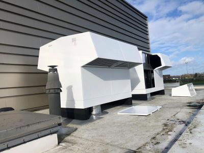 De 2 Stiebel Eltron WPL47 lucht/water-warmtepompen op het dak van de technische ruimte.