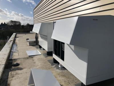 De 2 Stiebel Eltron WPL47 lucht/water-warmtepompen op het dak van de technische ruimte.