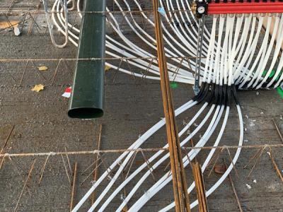 De speciale plafondkoeling (betonkernactivering) voor het koelen in warme zomers.