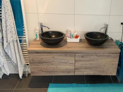 Stijlvol sanitair, geselecteerd bij onze speciale showroom, door ons geïnstalleerd.