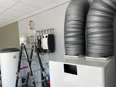 De (werkende) apparatuur voor de showroom wordt geïnstalleerd.