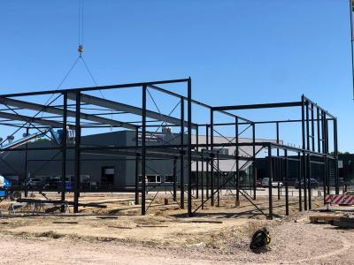 De staalconstructie, in een paar dagen staat het hele geraamte van het gebouw er.