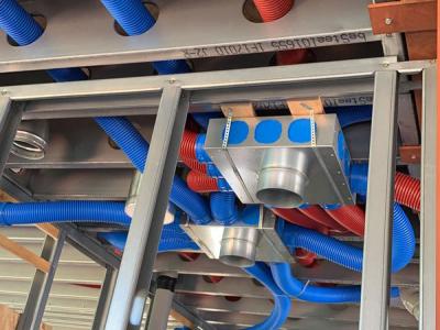 Het HybalansPlus ventilatiesysteem kan prima in het staalframe weggewerkt worden.