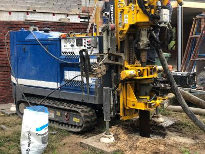 Het boren van de onttrekkingsbron voor de water/water-warmtepomp