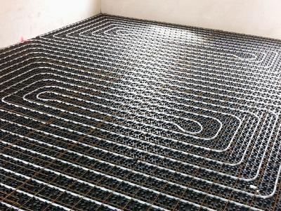 Centrale verwarmingssysteem met vloerverwarming op noppenplaat.