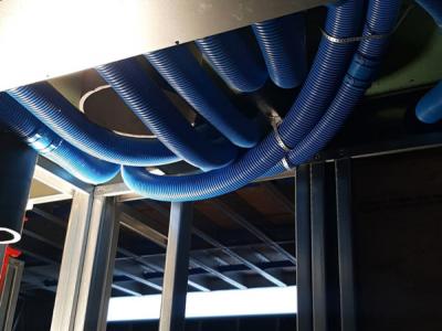 De luchtkanalen van het HybalansPlus ventilatiesysteem worden in het staalframe weggewerkt.